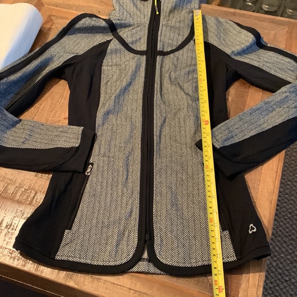 Titika running zip up jacket - Picture 8 of 9